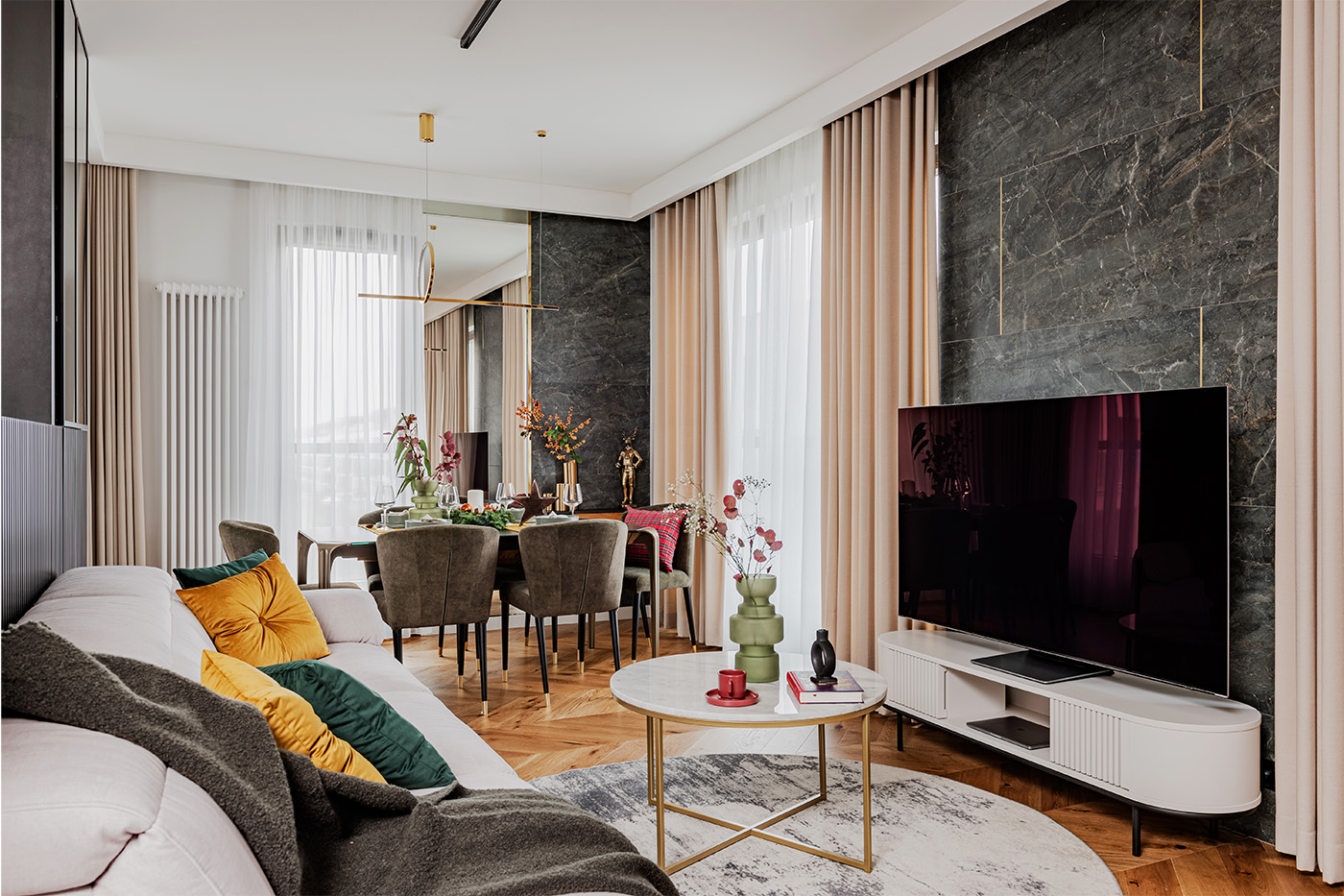 Marmora plāksnes uz TV sienas. Maja Śmichura, Deer Design. Foto: Zagórny Studio