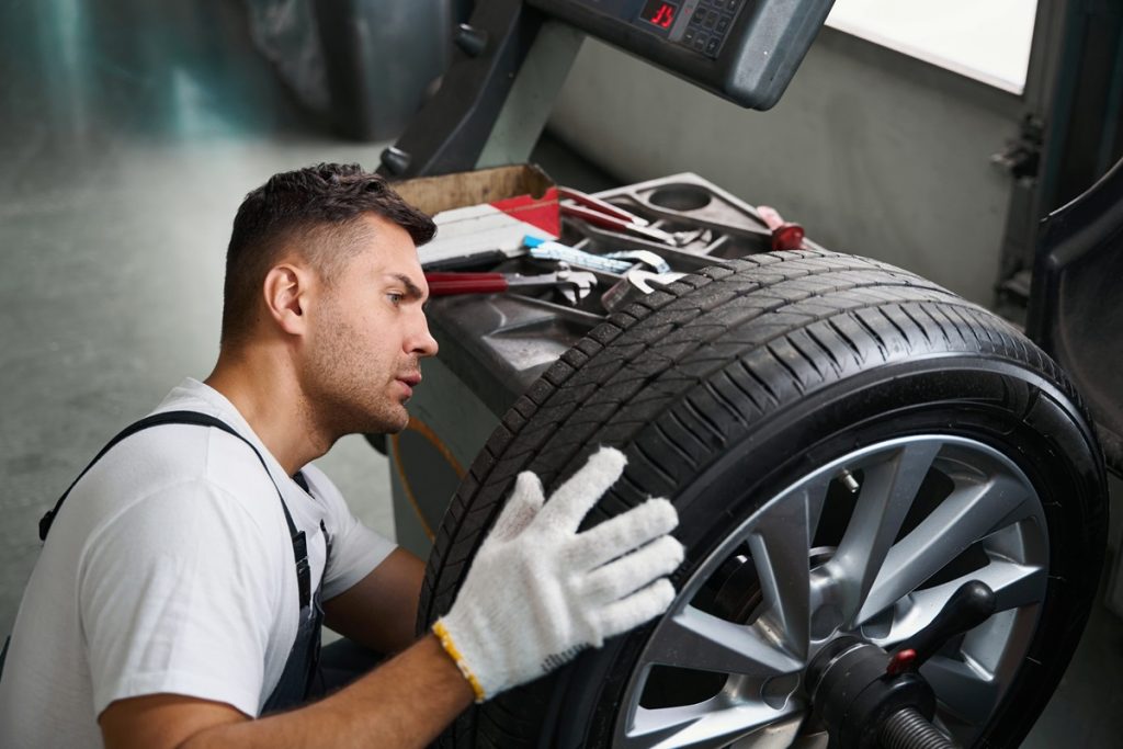 Sarkans punkts, dzeltens punkts. Kādēļ ir tik svarīgi krāsainie marķējumi uz automobiļu riteņiem?