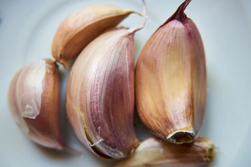 Sliktākie ķiploki, ko mēs pērkam. Pilns pesticīdu, pelējuma un sēnīšu