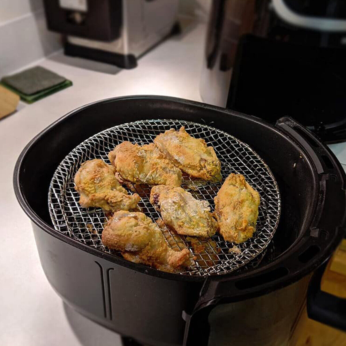 Uzziniet, kādam nolūkam ir paredzēta gaisa fritēze iekšējā restīte un kā to izmantot pēc iespējas labāk, izmantojot šos padomus.