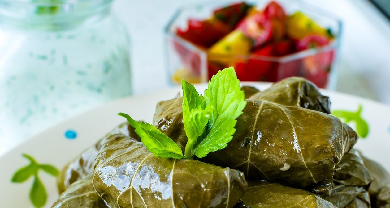 Mēs apbrīnojam sakni, un lapas ir vienlīdz veselīgas. Viņiem ir daudz C vitamīna, magnija, darbojas kā antibiotika