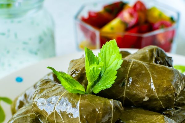Mēs apbrīnojam sakni, un lapas ir vienlīdz veselīgas. Viņiem ir daudz C vitamīna, magnija, darbojas kā antibiotika