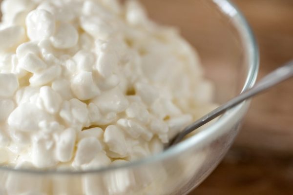 Pievienojiet lauku sieram. Pienācīga olbaltumvielu daļa, zarnas darbosies perfekti