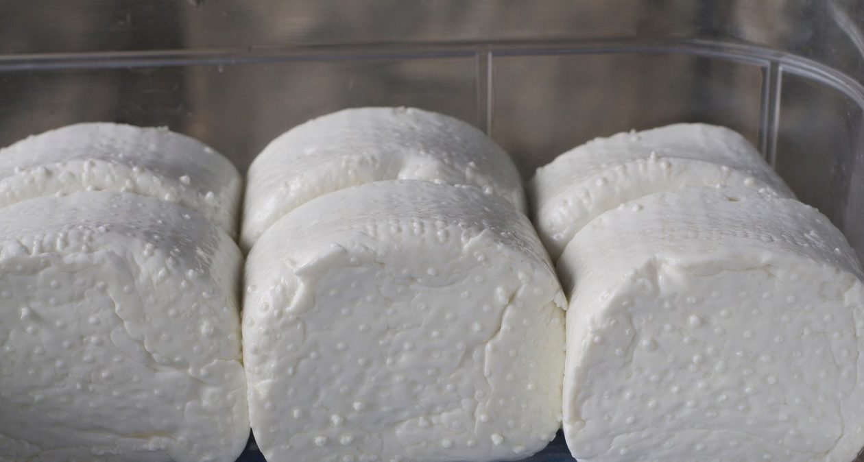 Nepietiekams poļu siers, veselīgāks nekā mozzarella. Tas aizsargā no sirds, atbalsta svara zaudēšanu