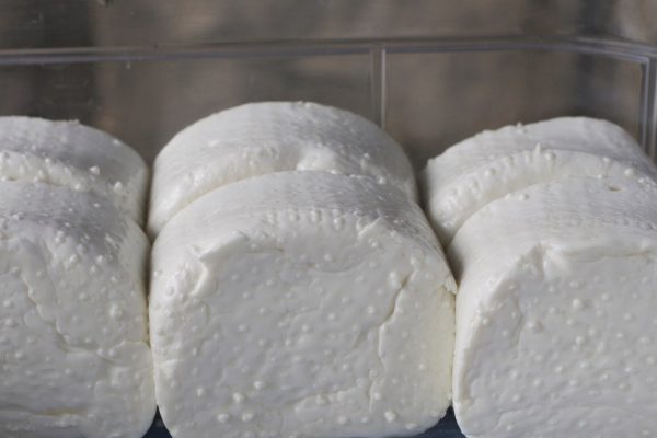 Nepietiekams poļu siers, veselīgāks nekā mozzarella. Tas aizsargā no sirds, atbalsta svara zaudēšanu