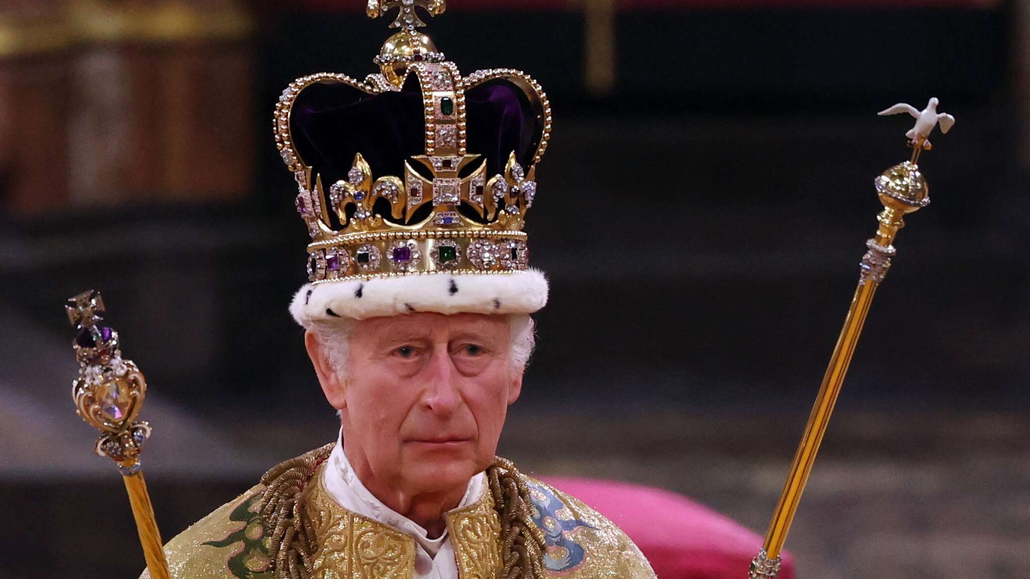 Britu karūna sēro: karaļa Karla III veselība neuzlabojas, un tā notiks viņa bēres Bekingemas pilī.