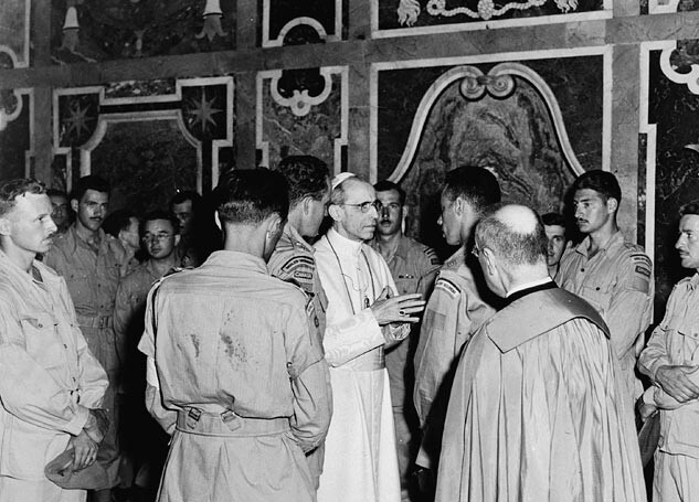 1958. gadā Baznīca veica nelielas izmaiņas Pija XII bēru ceremonijā. Viss beidzās ar to, ka mirušais (burtiskā nozīmē) eksplodēja.