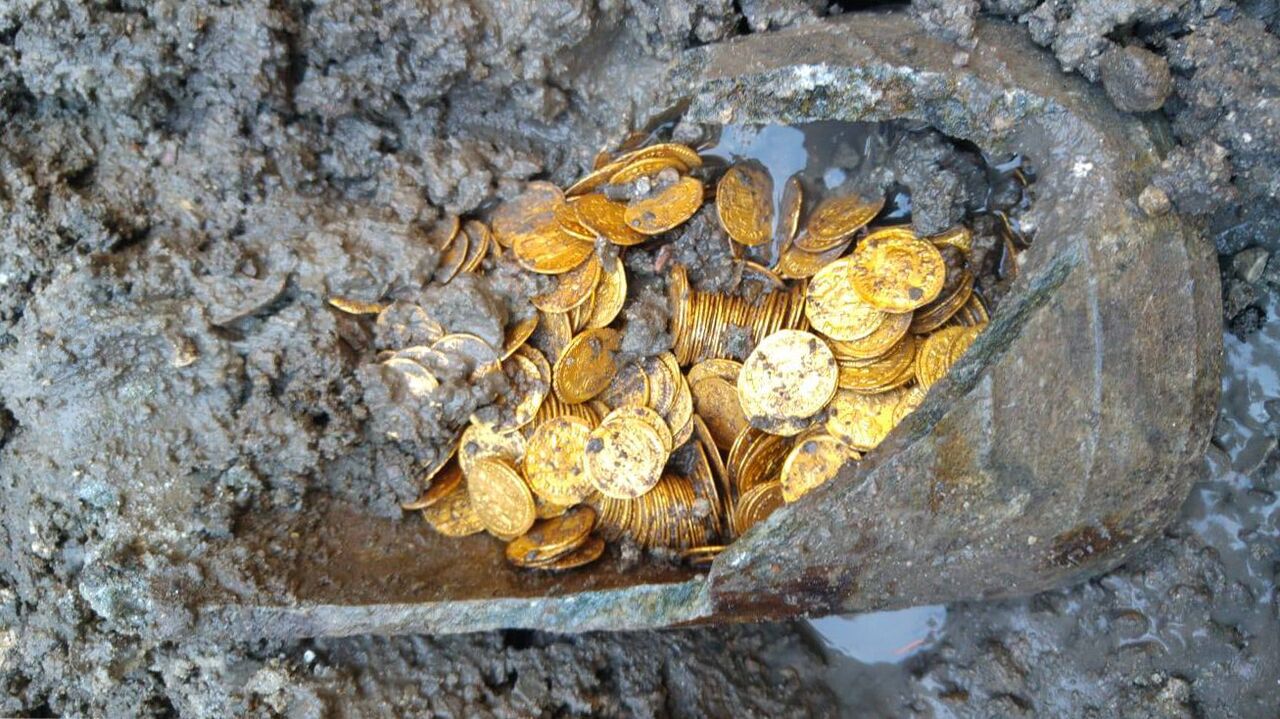 Daudz zelta. Tūristi pastaigas laikā kalnos atrada 300 tūkstošu eiro vērtu dārgumu