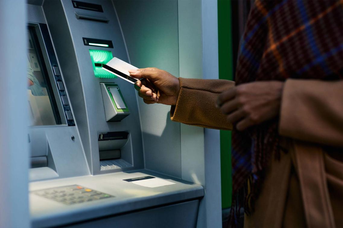 Bankomāti: tas ir jādara pirms kredītkartes ievietošanas, lai izvairītos no krāpšana.