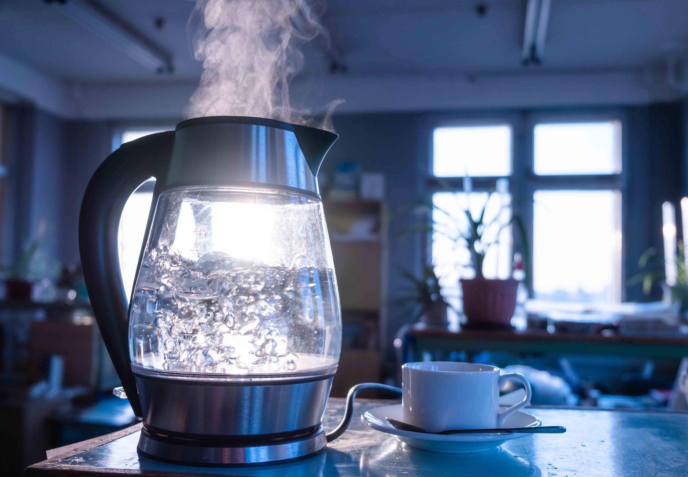 Ne etiķis, ne pārtikas soda: uzticams veids, kā noņemt kaļķus no elektriskajā tējkannā.