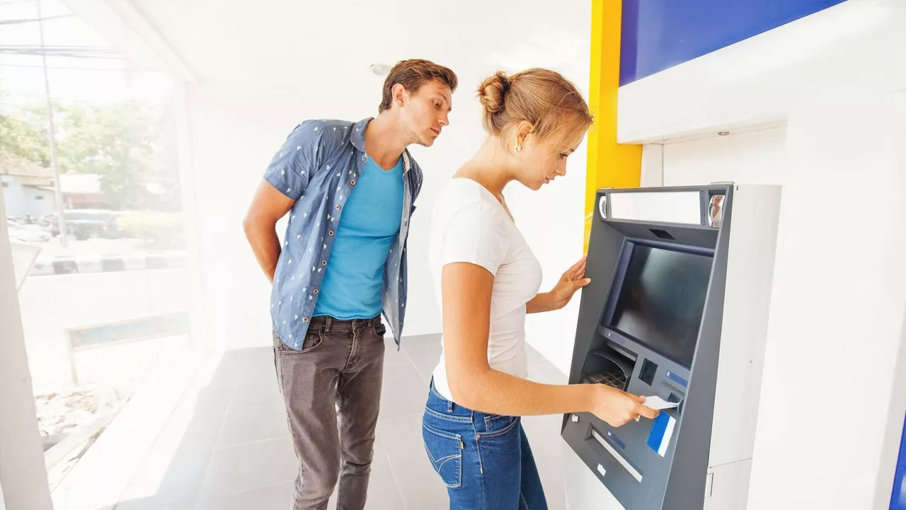 Izņemot naudu no bankomāta, pievērsiet uzmanību šim sīkumam, lai nekļūtu par krāpšanas upuri.
