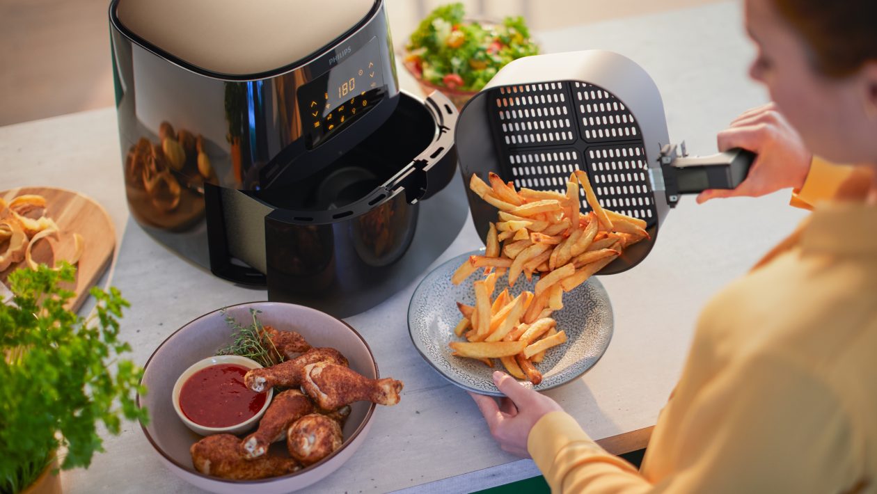 philips airfryer xl essential connected hd9280 90 lifestyle 03.download
