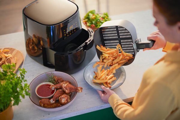 philips airfryer xl essential connected hd9280 90 lifestyle 03.download