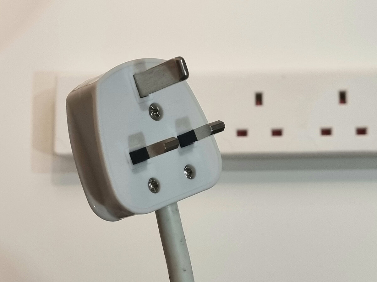 Kādam nolūkam paredzēti caurumi elektriskajās kontaktdakšās?