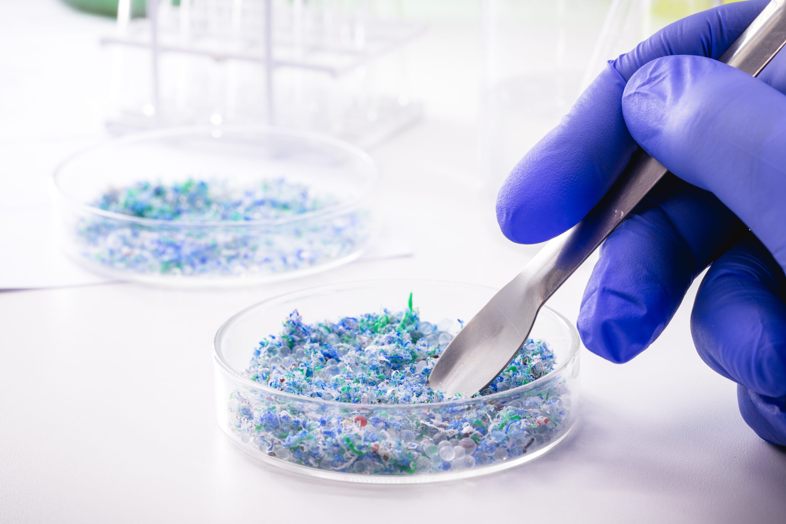 Pētnieki analizēja 280 pudelēs pildīta ūdens paraugus un atklāja, ka tikai viens zīmols nesatur mikroplastmasas.