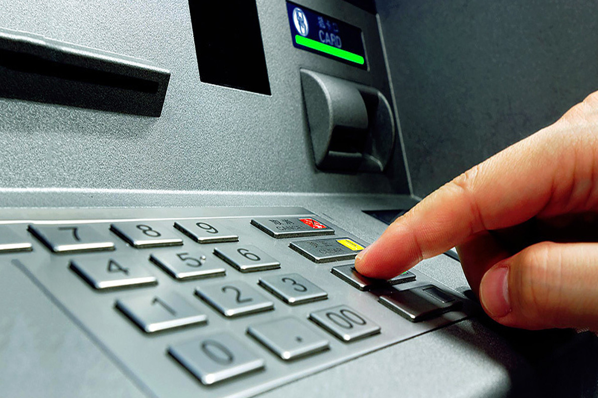 Izņemot naudu no bankomāta, pievērsiet uzmanību šim sīkumam, lai nekļūtu par krāpšanas upuri.